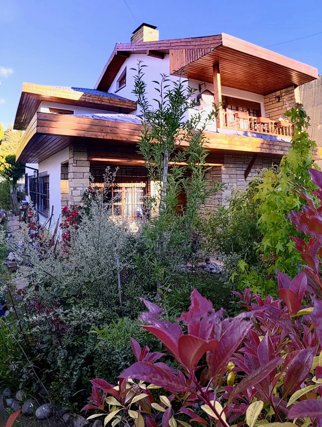 Plano general del Citizen Kane Lodge en Bariloche con jardín y vista