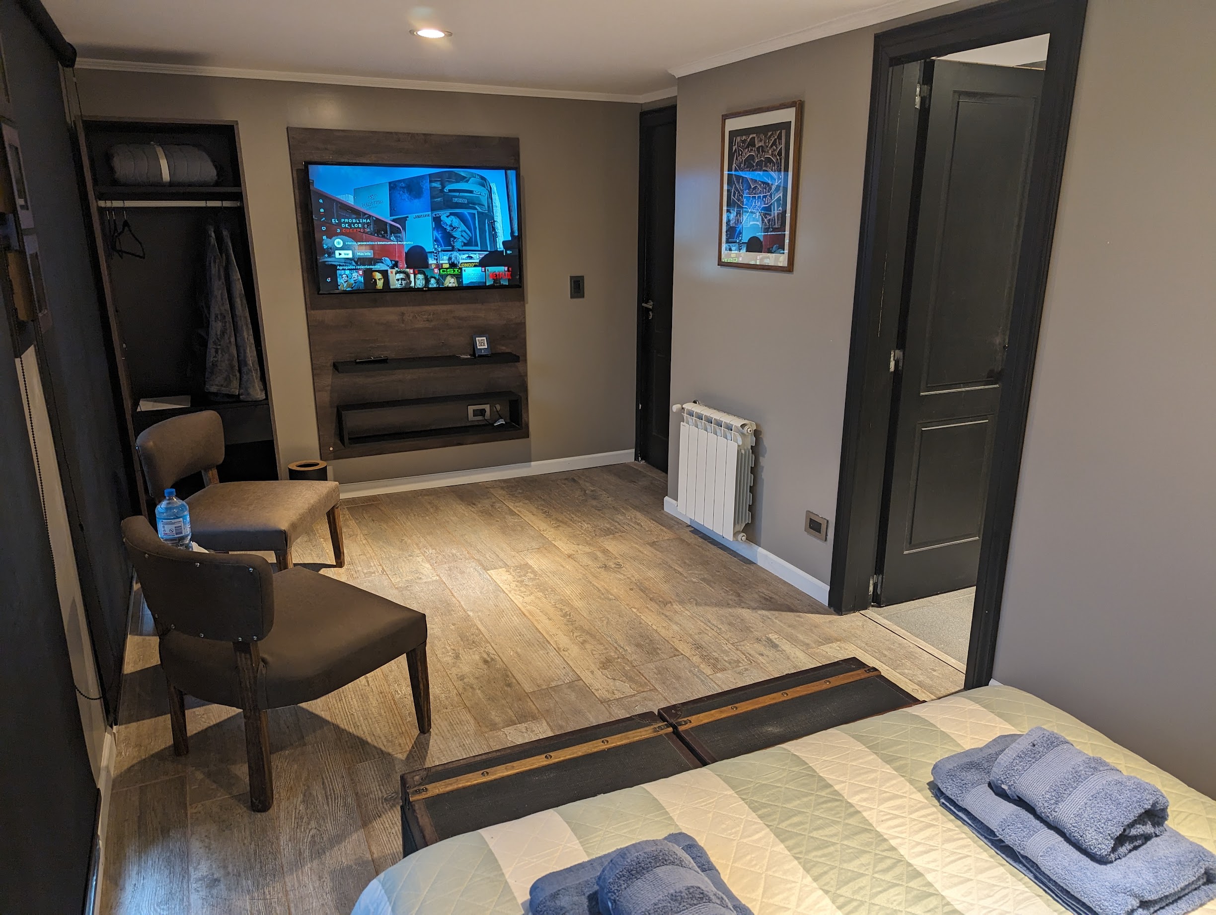 Habitación Junior Suite con decoración cálida, alojamiento de lujo en Bariloche.