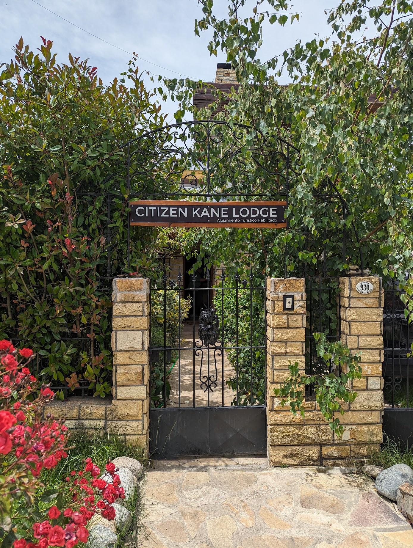 entrada del Citizen Kane Lodge, hotel boutique de Bariloche con cocina gourmet.