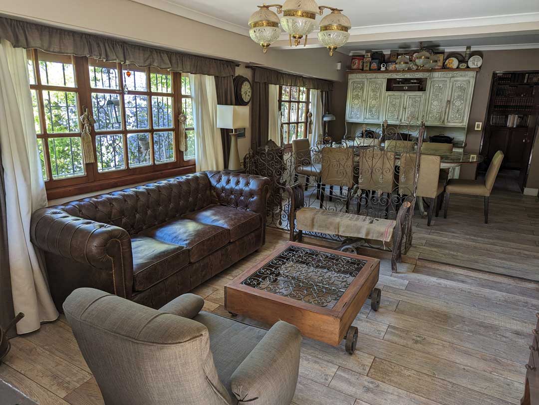 Área social y living-comedor cálido en el hotel boutique Bariloche