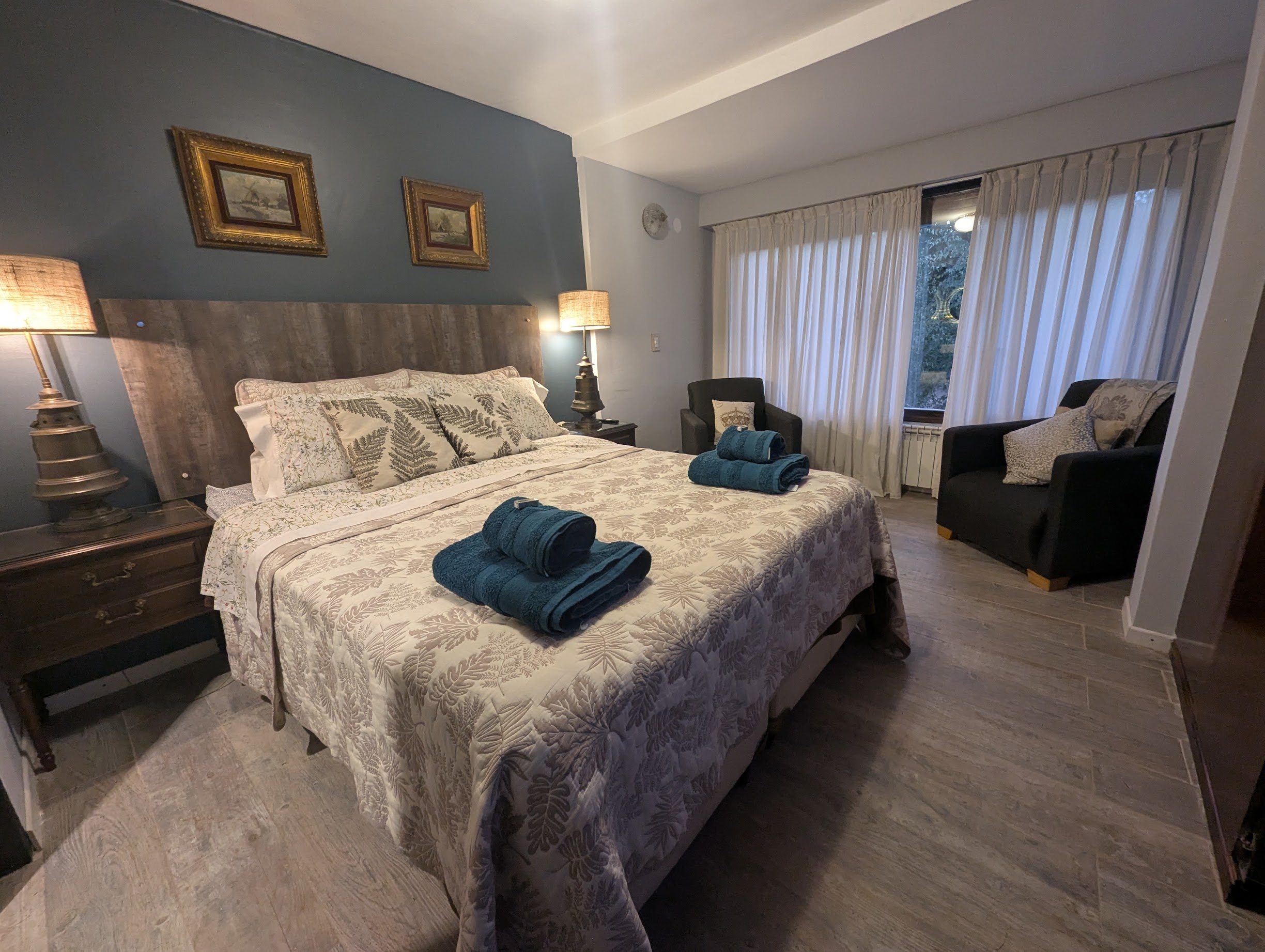 Suite Superior, habitación luminosa con baño privado en hotel boutique Bariloche