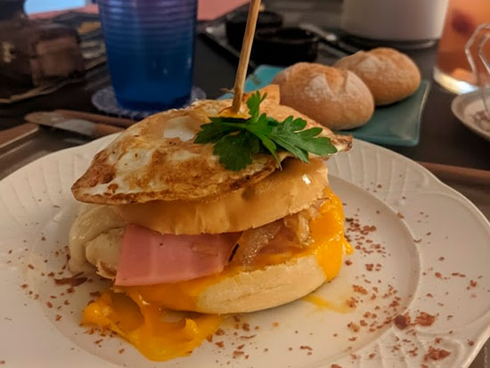 Desayuno gourmet salado de dos pasos incluido en Bariloche.