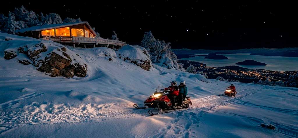 Motos de neve e jantar de fondue no Refúgio Arelauquen